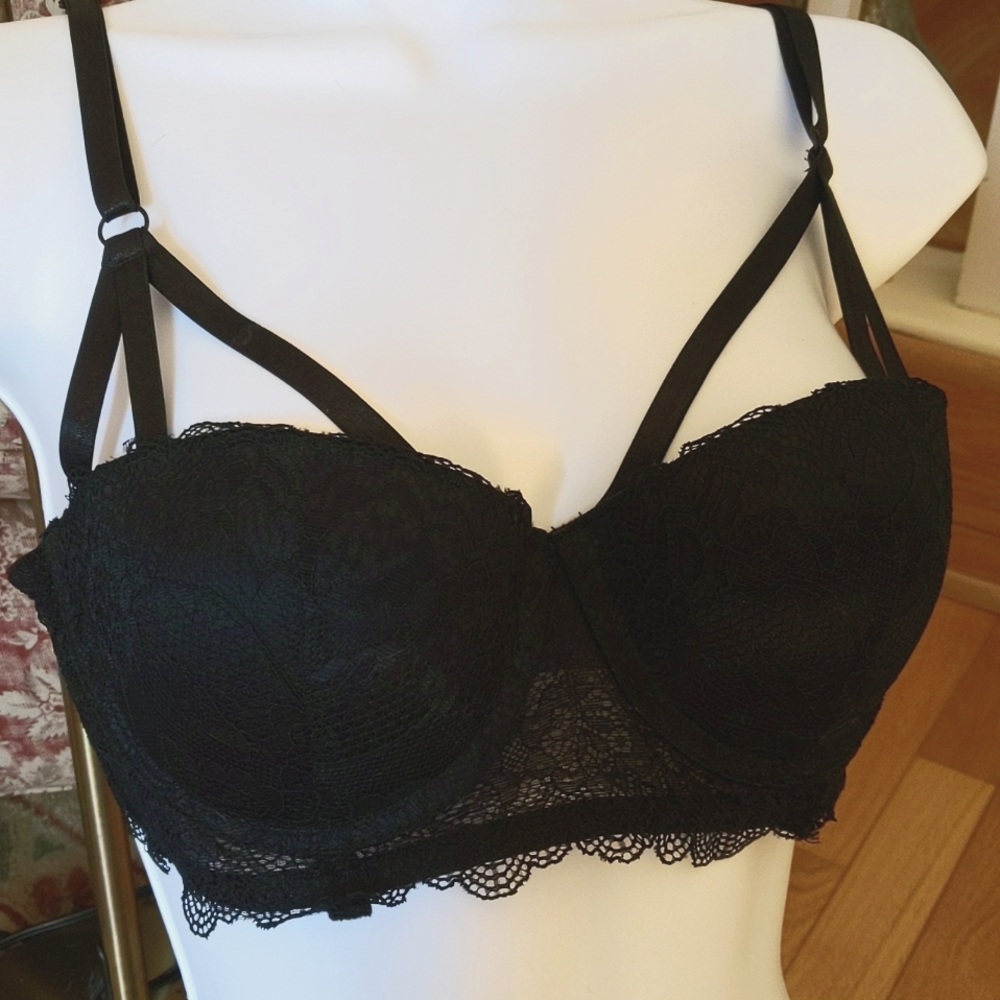Lacy bra with interesting front🌟